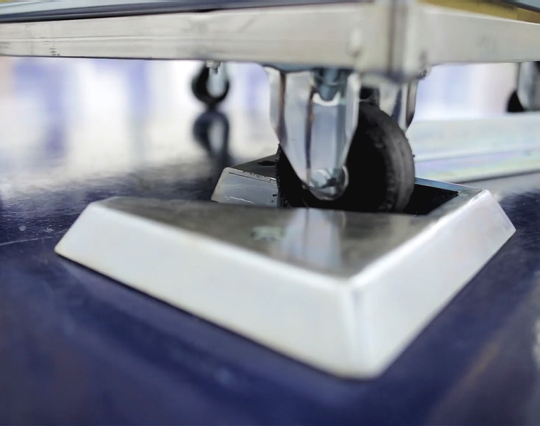 悬臂式缠膜机脚轮定位装置